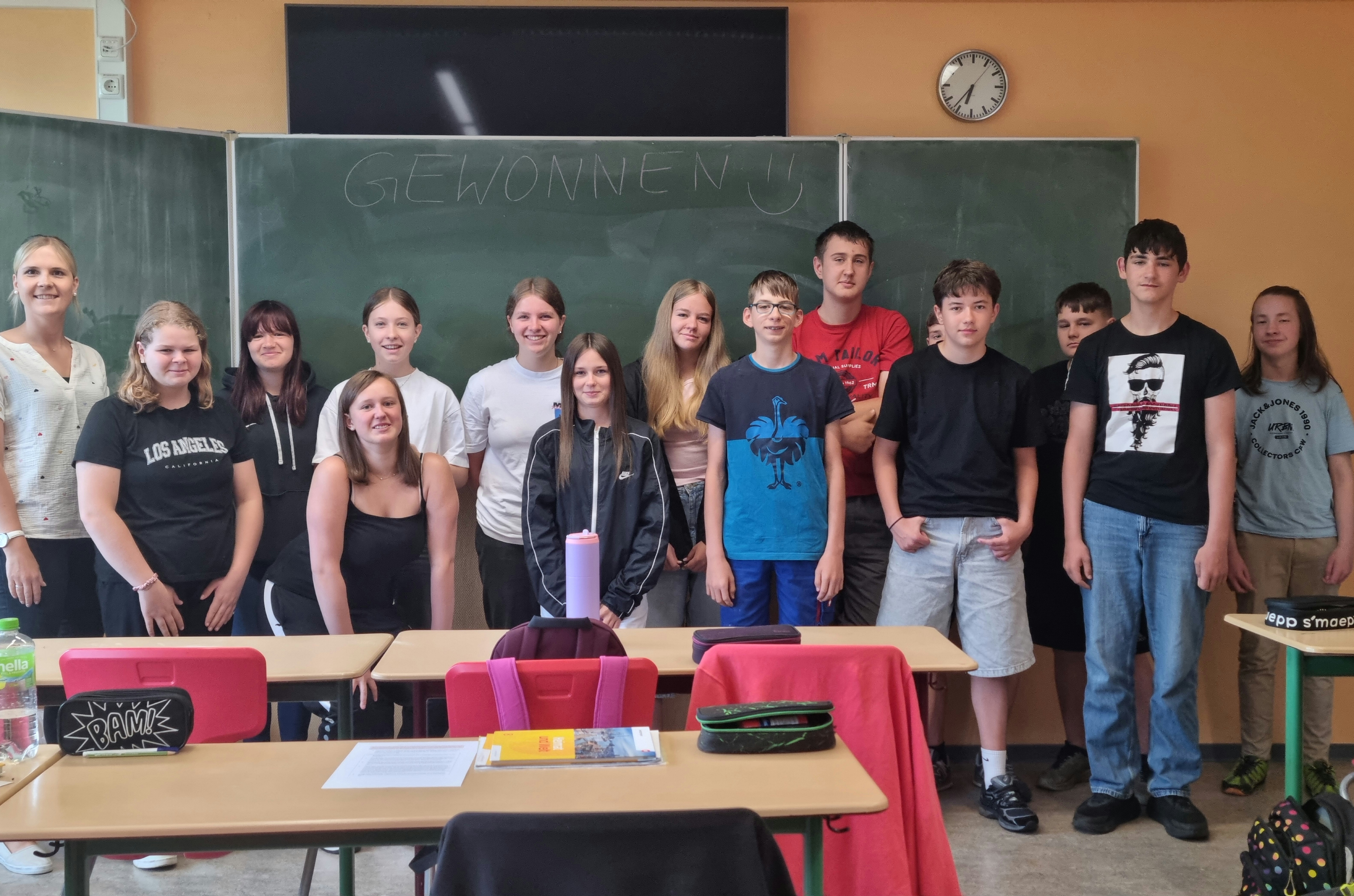 Der 2. Platz und 500 Euro geht an die Klasse 8a der Sekundarschule "Quer-Bunt" in Querfurt. 

